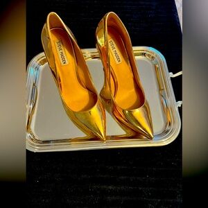 High heel golden shoe. Like new.  Party and wedding.